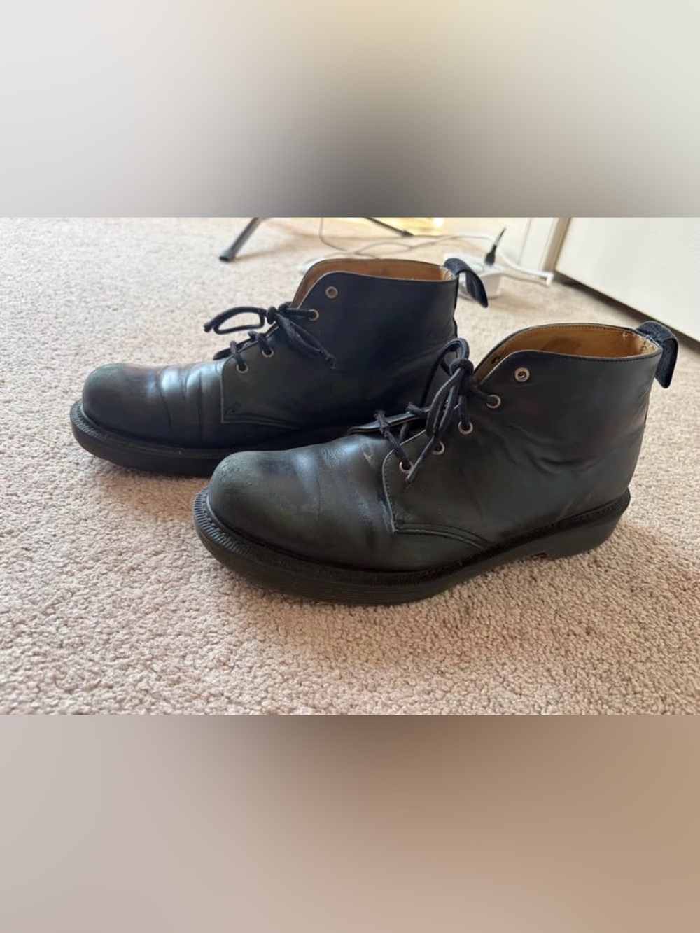 🦋 DOC MARTENS - Fits Around 9 Men’s